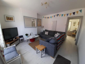'Pavilion Cottage' next to Gorleston beach with sea views - pet friendly!